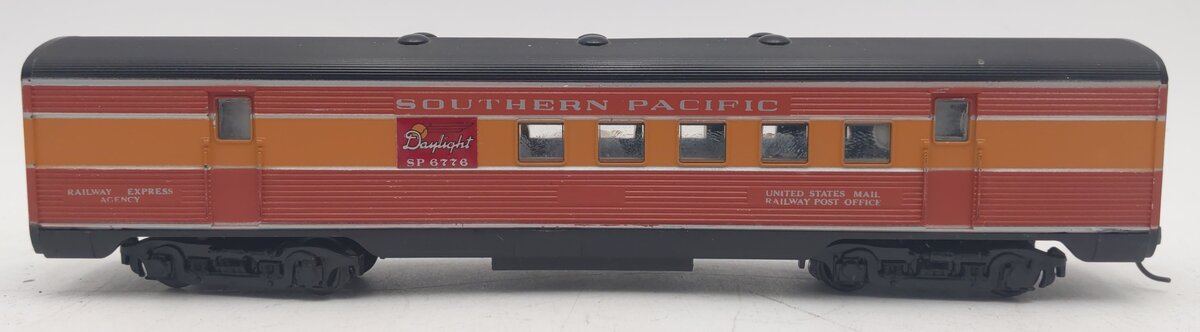Athearn 1818 HO Scale Southern Pacific Daylight Streamlined Passenger Car #6776 VG/Box
