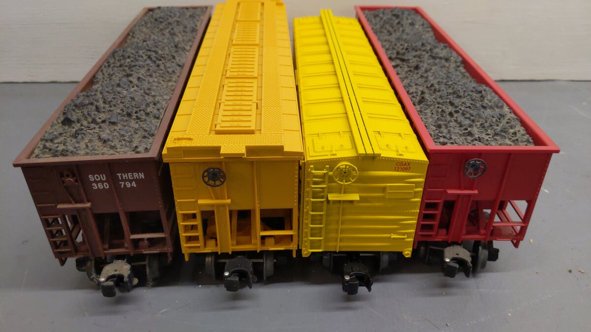 Lionel and Others O Assorted Freight Cars 360794, 121091, 844304, 17127 [4] EX/Box