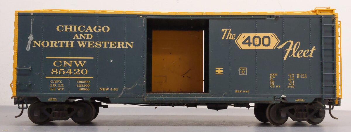 USA Trains R19212B G Chicago & North Western 40 Ft. PS-1 Simulated Steel Box Car VG/Box
