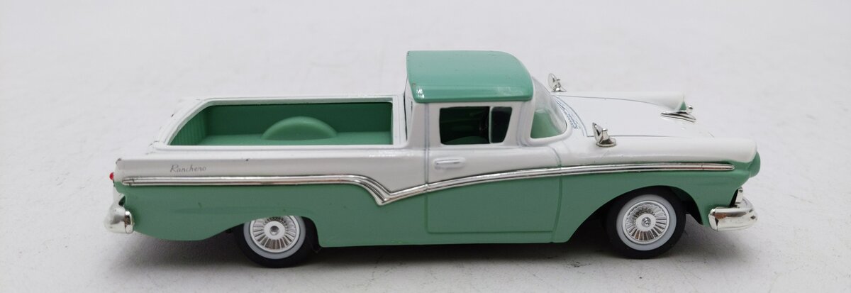 Road Signature 94243 1:43 Die Cast Mint Green & White 1957 Ford Ranchero LN/Box