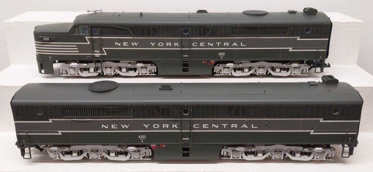 USA Trains R22502 G Scale NYC Alco PA-1/B-1 Diesel Locomotive Set #4202/4303 VG