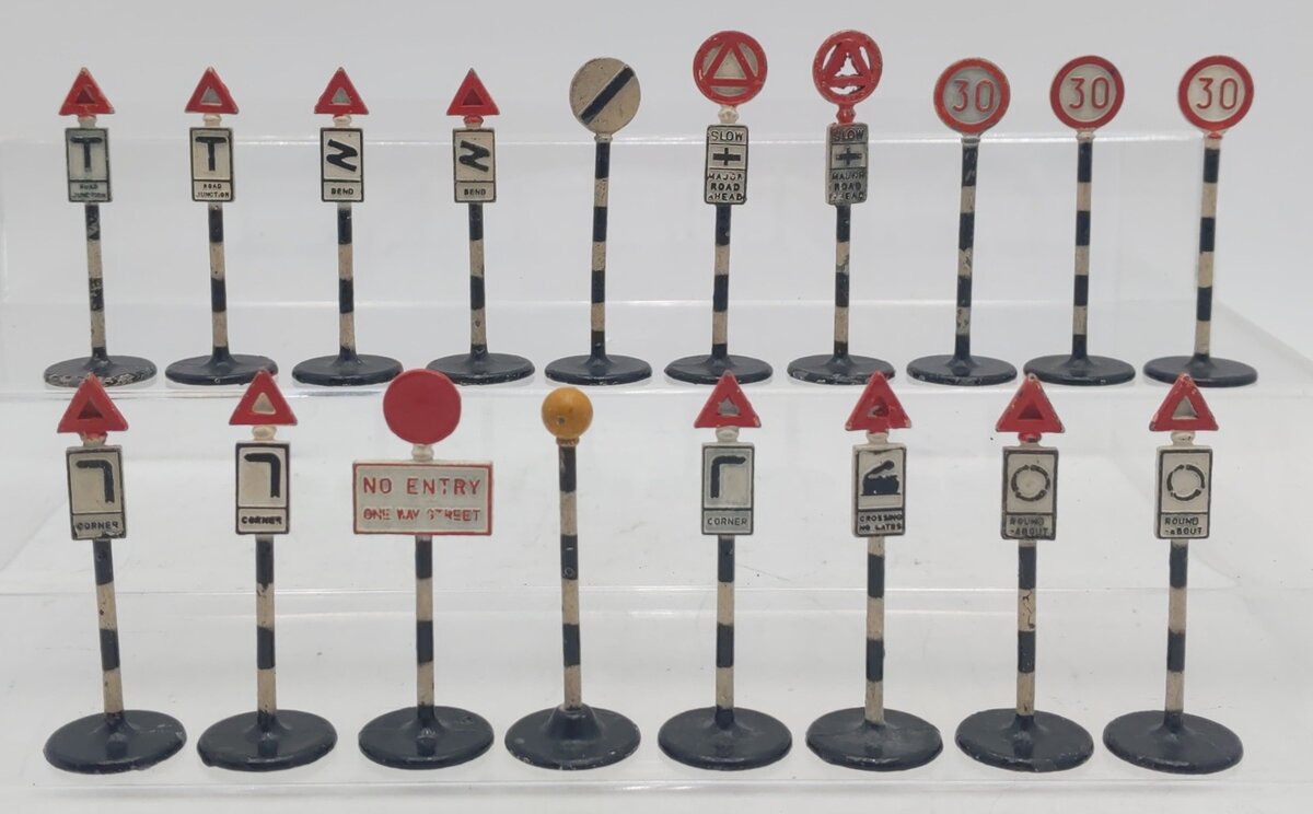 Dinky Toys Vintage Metal British Road Signs [18] EX