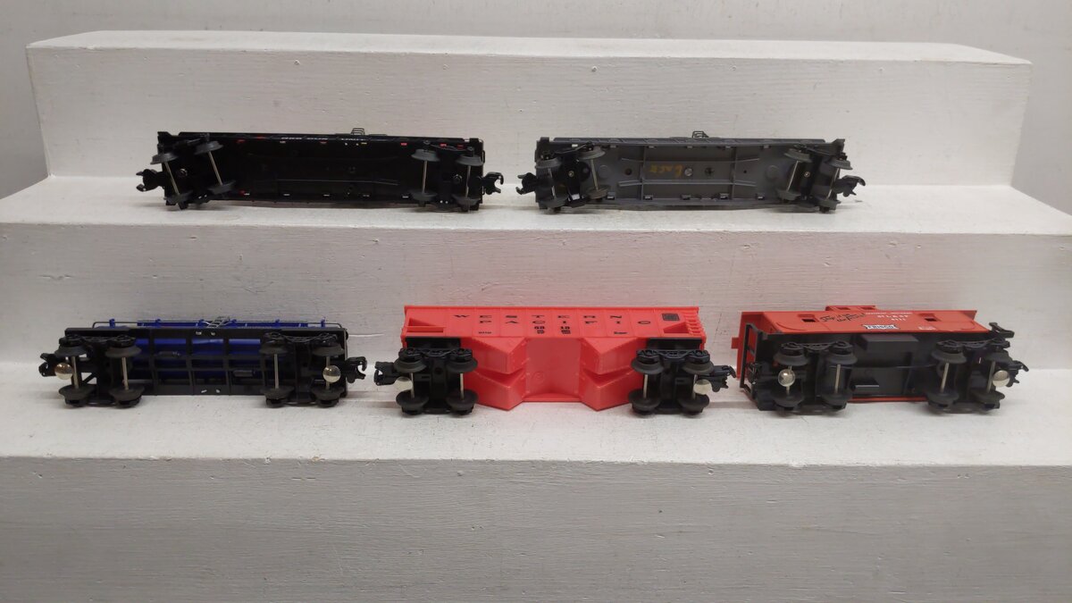 Lionel & Other O Gauge Assorted Train Cars [5] VG