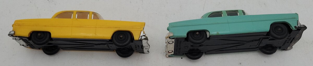 Lionel 6424 Vintage O Flatcar with 2 Premium Automobiles VG
