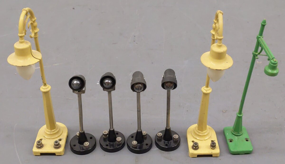 Lionel O Gauge Vintage Accessories; 70 x4, 58-10 x2, 64 [7] VG