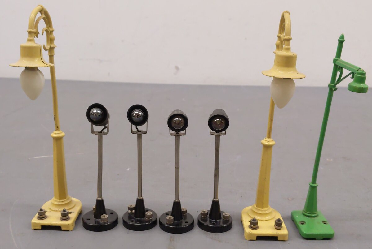 Lionel O Gauge Vintage Accessories; 70 x4, 58-10 x2, 64 [7] VG