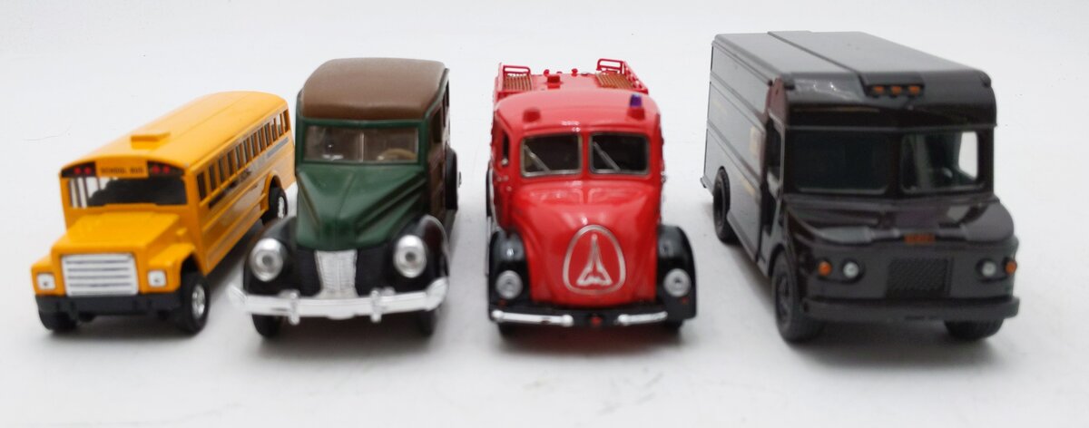 Road Signature & Other Assorted O Gauge Trucks & Cars [4] EX