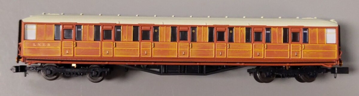 Dapol NC-208B N Scale LNER Gresley Teak 1st Class Coach Passenger Car LN/Box
