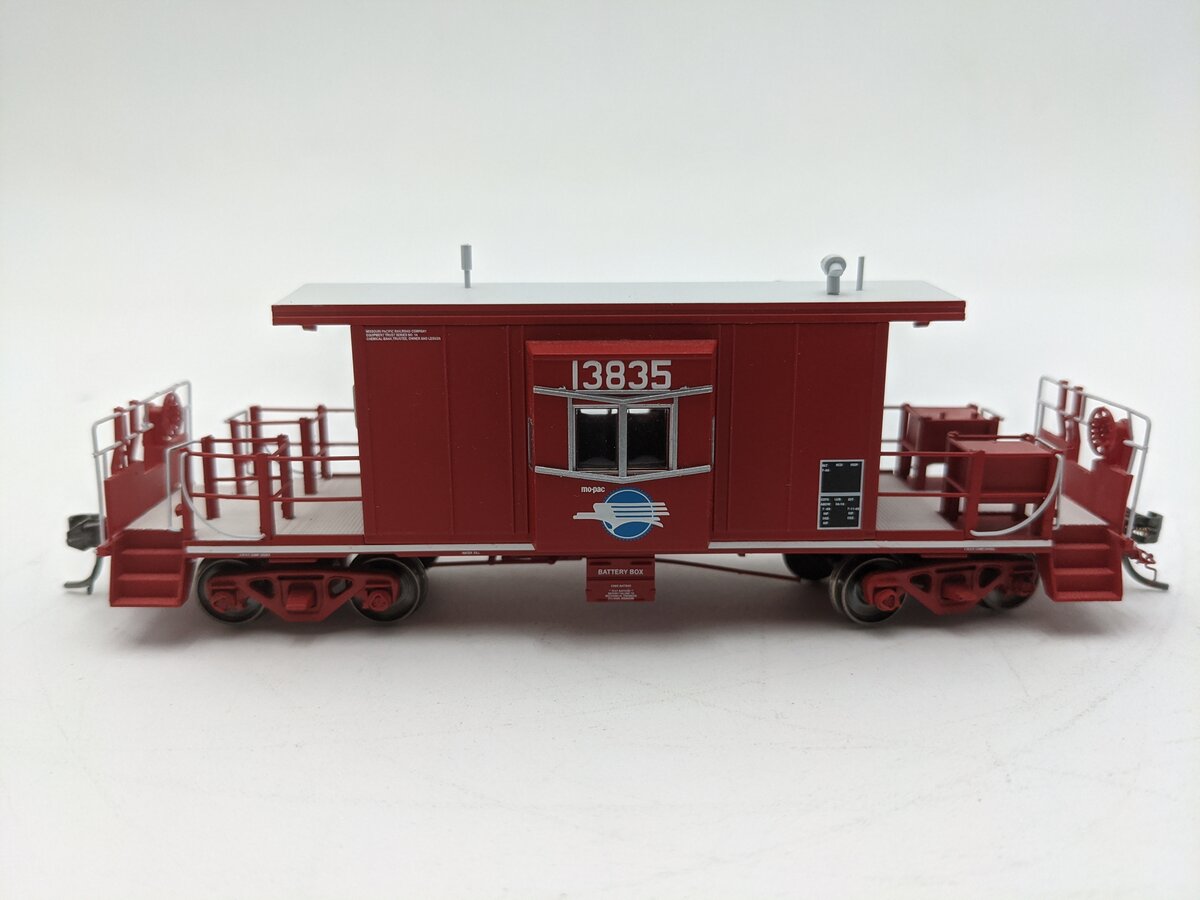 Bluford Shops 31010 HO MP Short body Bay Window Caboose #13835 EX/Box