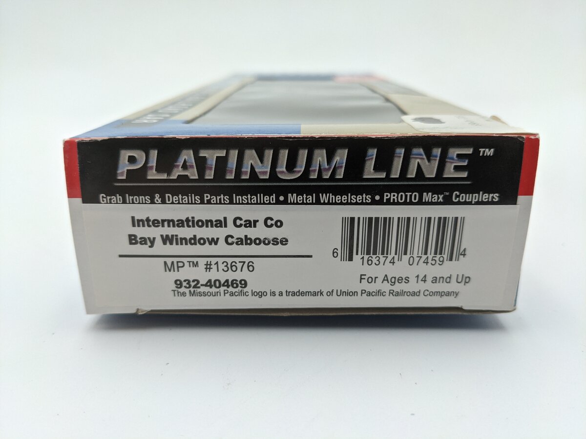 Walthers 932-40469 HO International Car Co Bay Window Caboose #13676 EX/Box