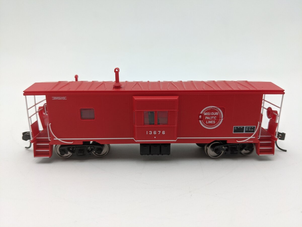 Walthers 932-40469 HO International Car Co Bay Window Caboose #13676 EX/Box