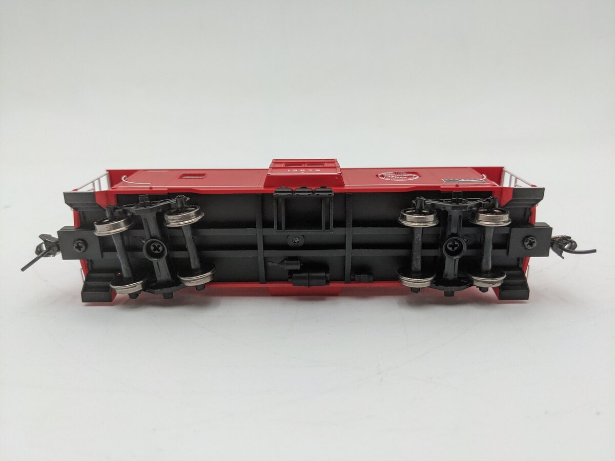 Walthers 932-40469 HO International Car Co Bay Window Caboose #13676 EX/Box