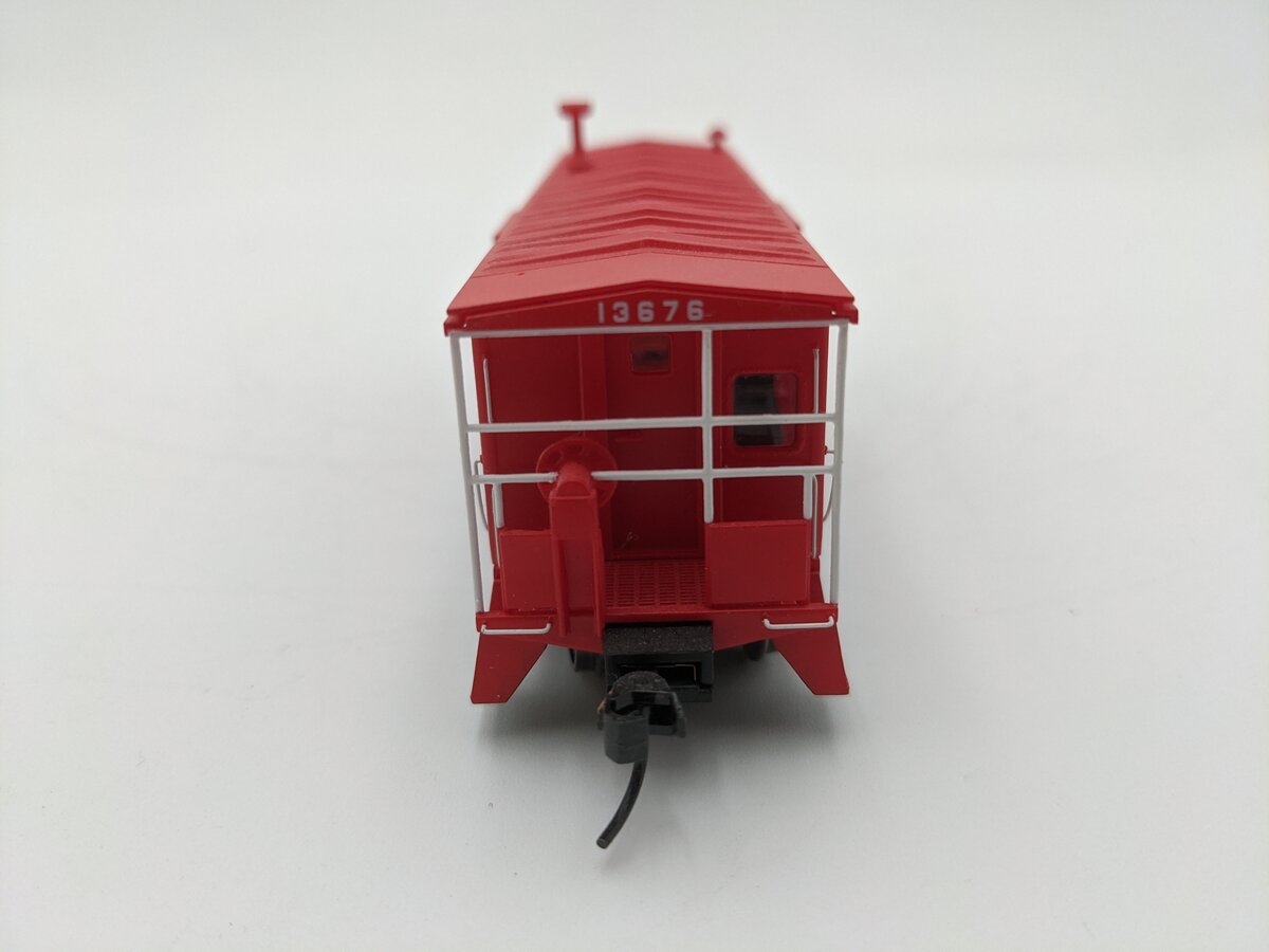 Walthers 932-40469 HO International Car Co Bay Window Caboose #13676 EX/Box