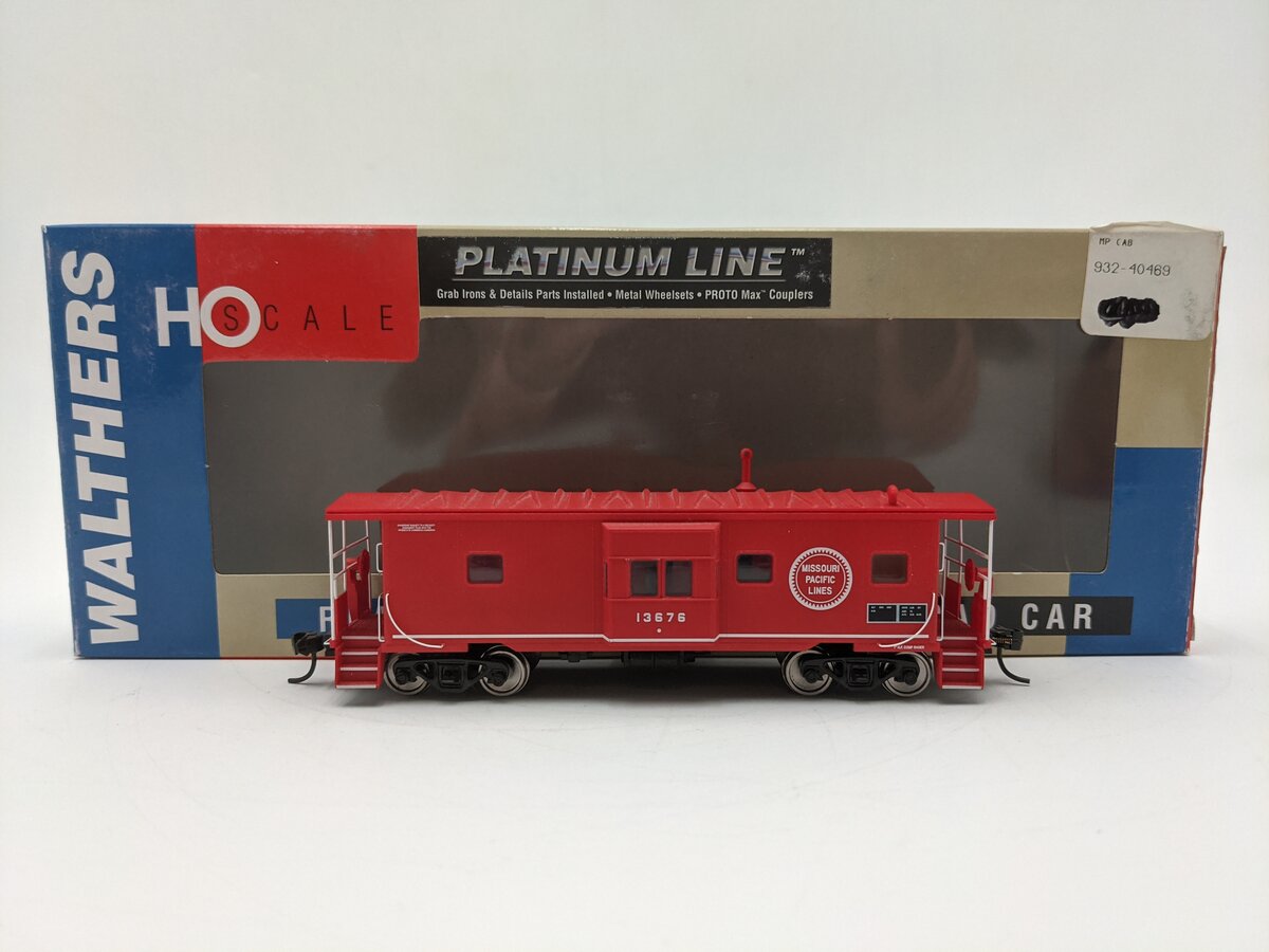 Walthers 932-40469 HO International Car Co Bay Window Caboose #13676 EX/Box