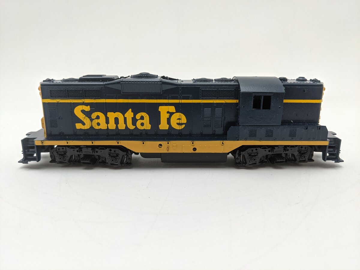 Athearn 3156 HO Scale Santa Fe GP-9 Powered Diesel Locomotive #8517 EX/Box