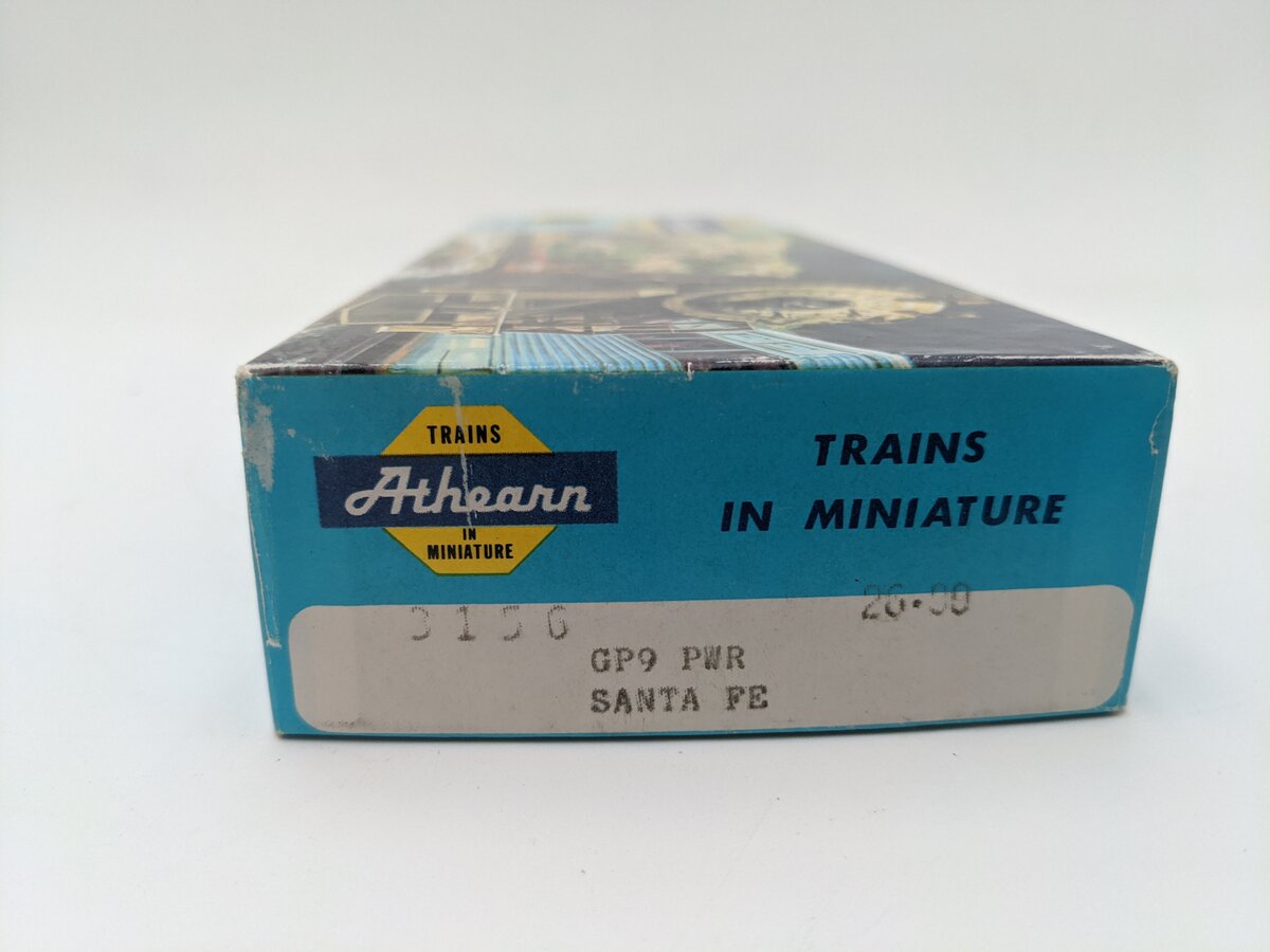Athearn 3156 HO Scale Santa Fe GP-9 Powered Diesel Locomotive #8517 EX/Box