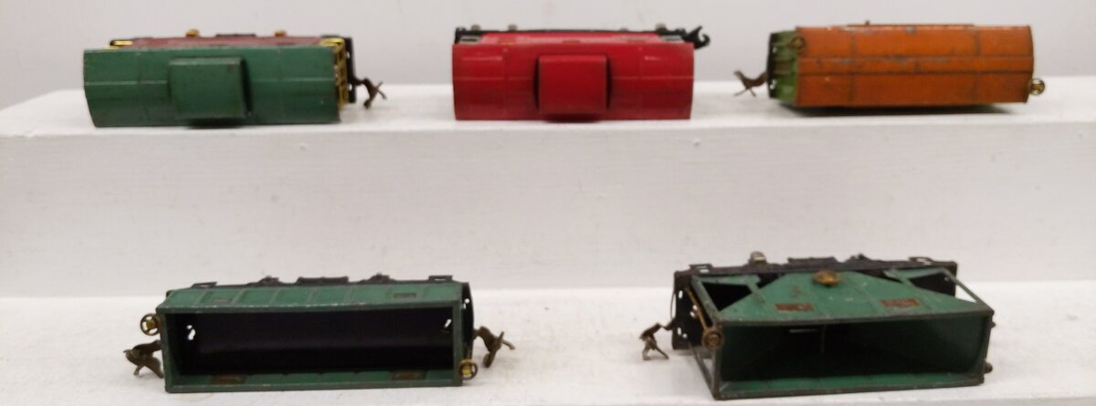 Lionel Vintage O Freight Cars: [5] 803, 805, 807 ,657, 902