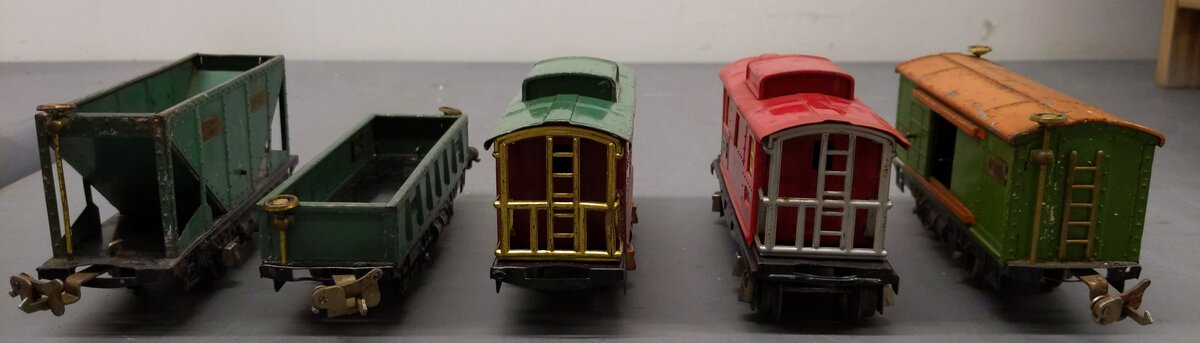 Lionel Vintage O Freight Cars: [5] 803, 805, 807 ,657, 902