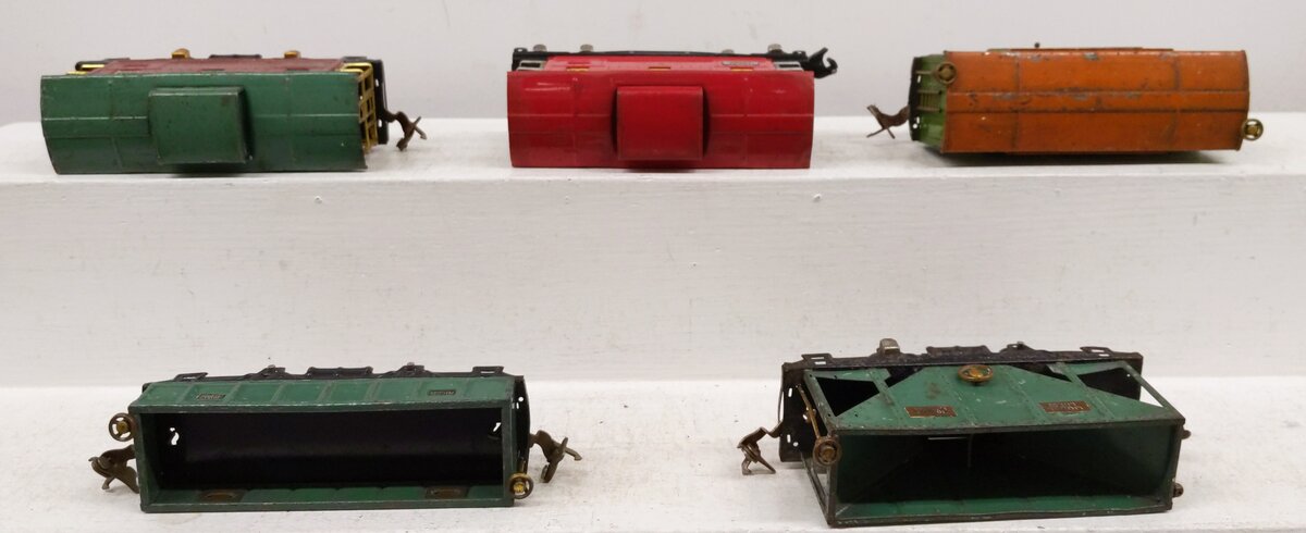 Lionel Vintage O Freight Cars: [5] 803, 805, 807 ,657, 902