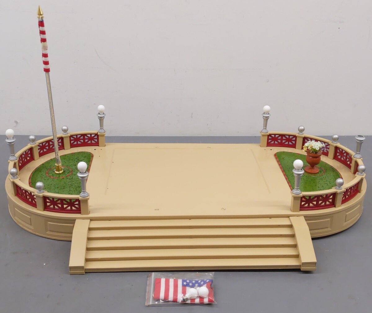 Lionel 6-34116 Standard Gauge Illuminated Terrace (Late Version) EX