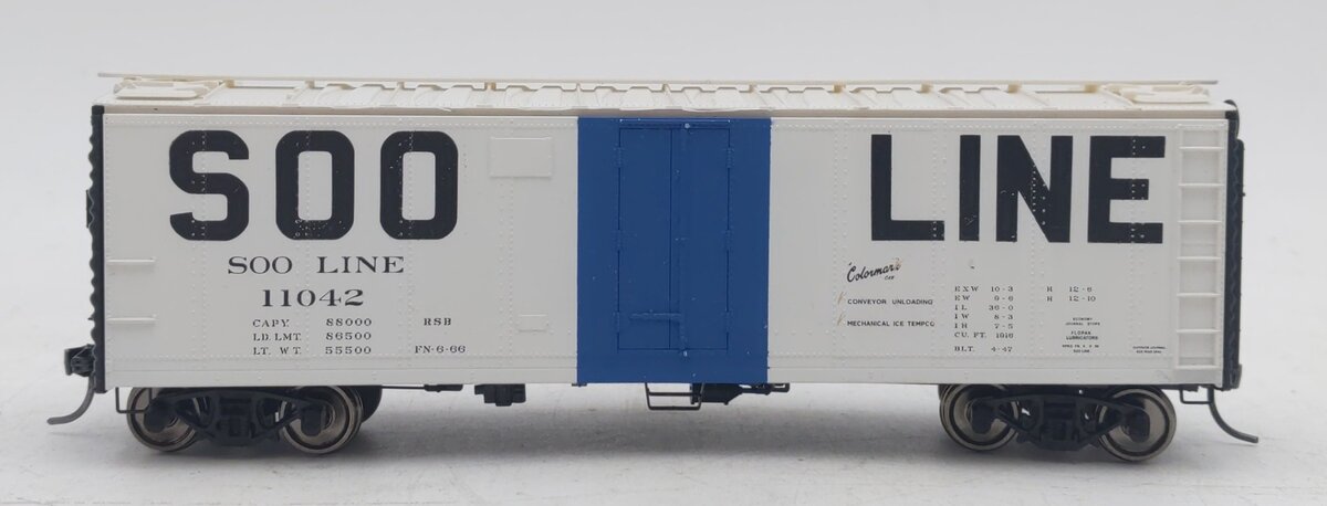 Accurail 11042 HO Scale Soo Line 1966 Hinge-Door Refrigerator Car #11042 NIB