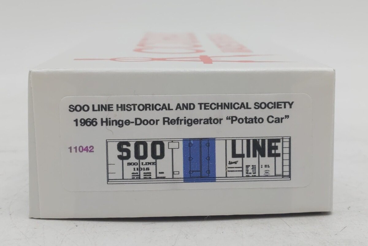 Accurail 11042 HO Scale Soo Line 1966 Hinge-Door Refrigerator Car #11042 NIB