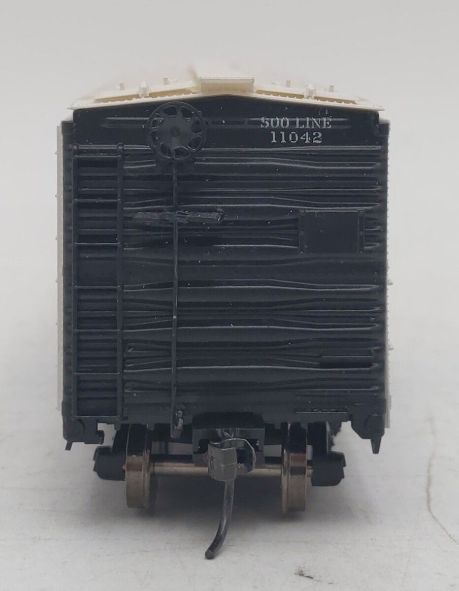 Accurail 11042 HO Scale Soo Line 1966 Hinge-Door Refrigerator Car #11042 NIB