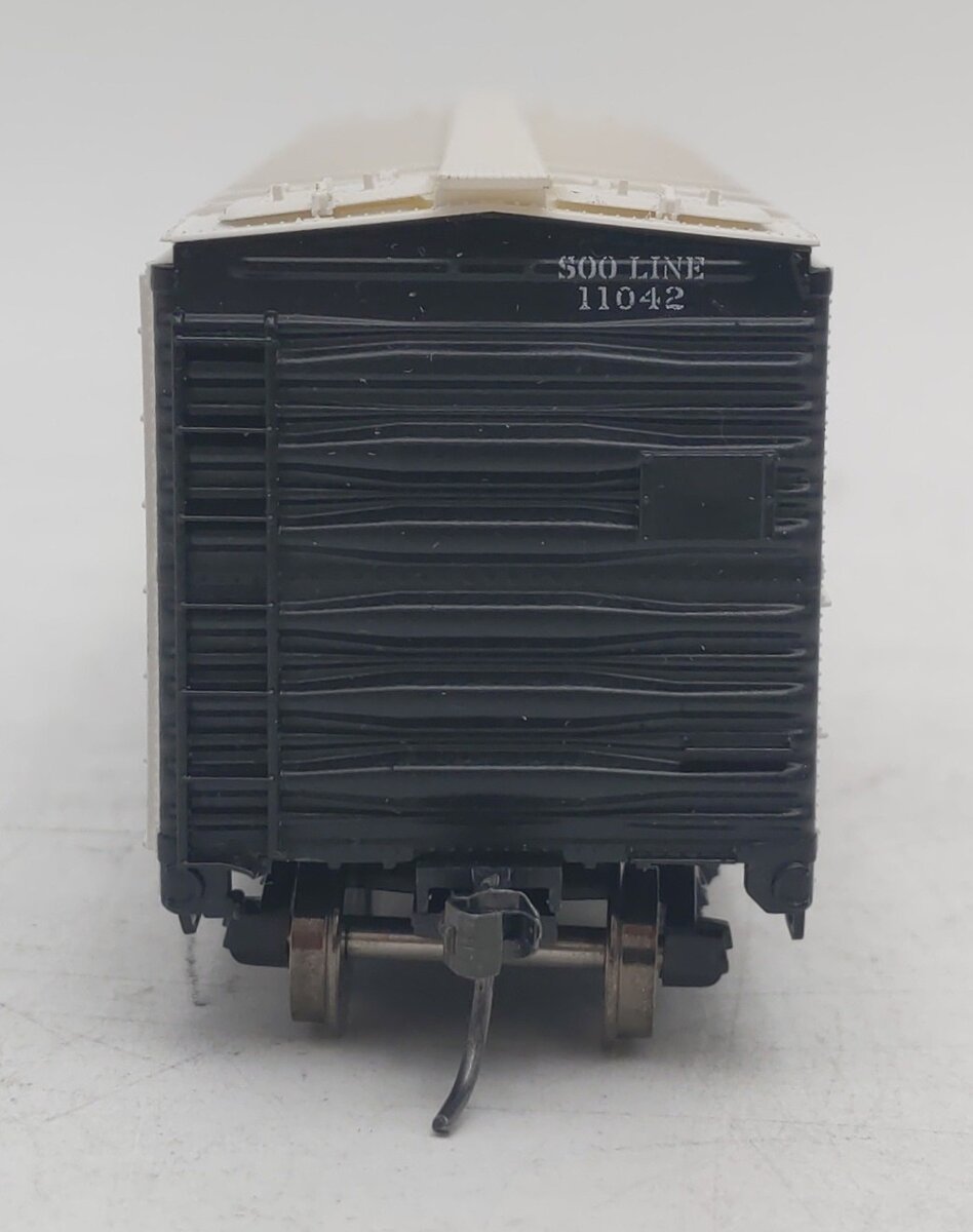 Accurail 11042 HO Scale Soo Line 1966 Hinge-Door Refrigerator Car #11042 NIB