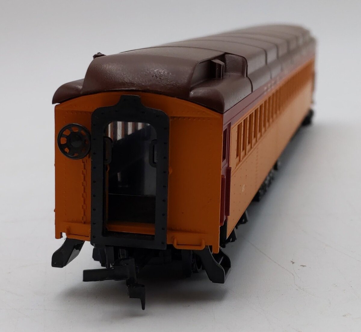 IHC 49401 HO Scale Milwaukee Road Heavyweight Coach