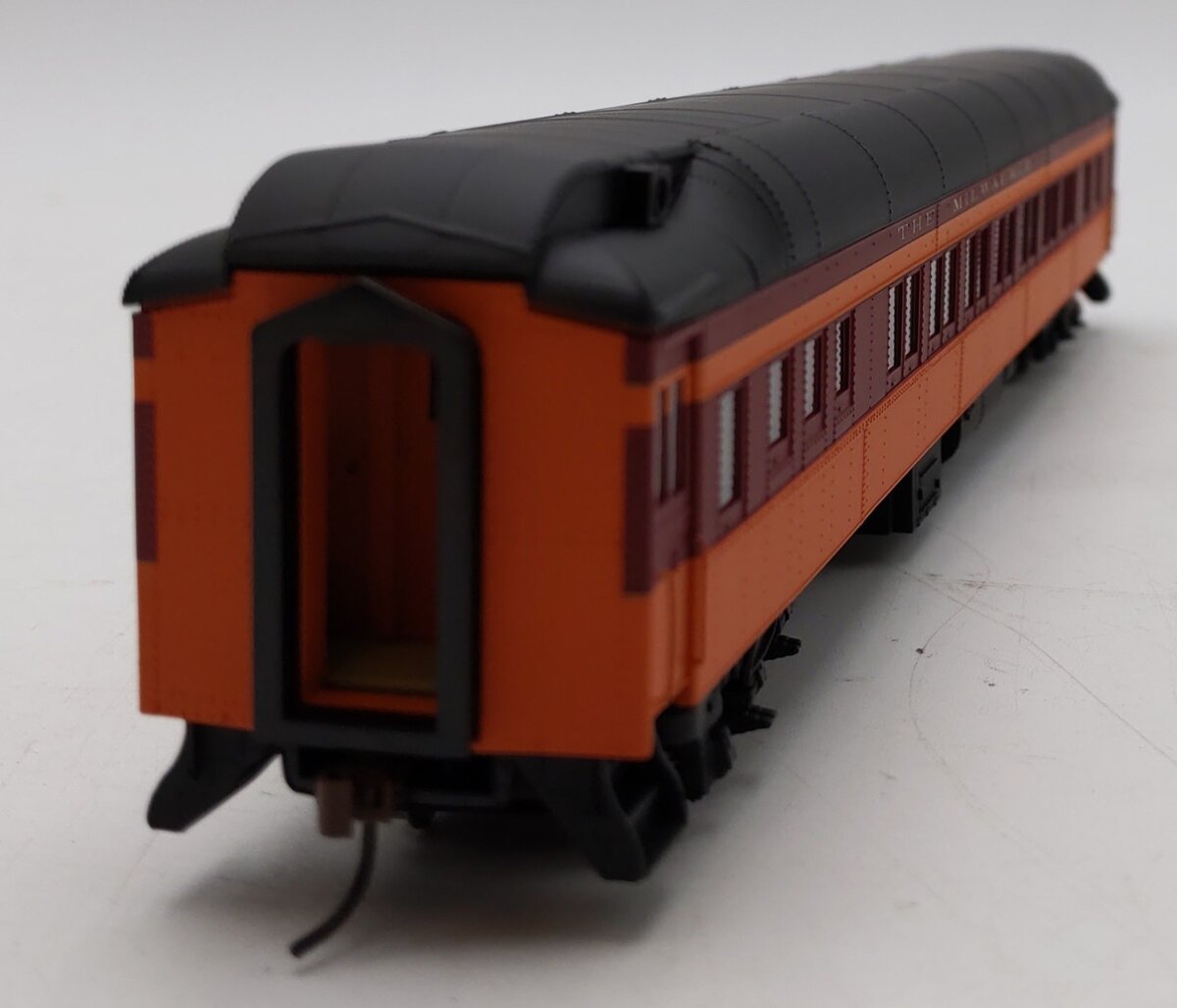Walthers 932-10212 HO Scale Milwaukke Road Pullman Heavyweight Passenger Car LN/Box