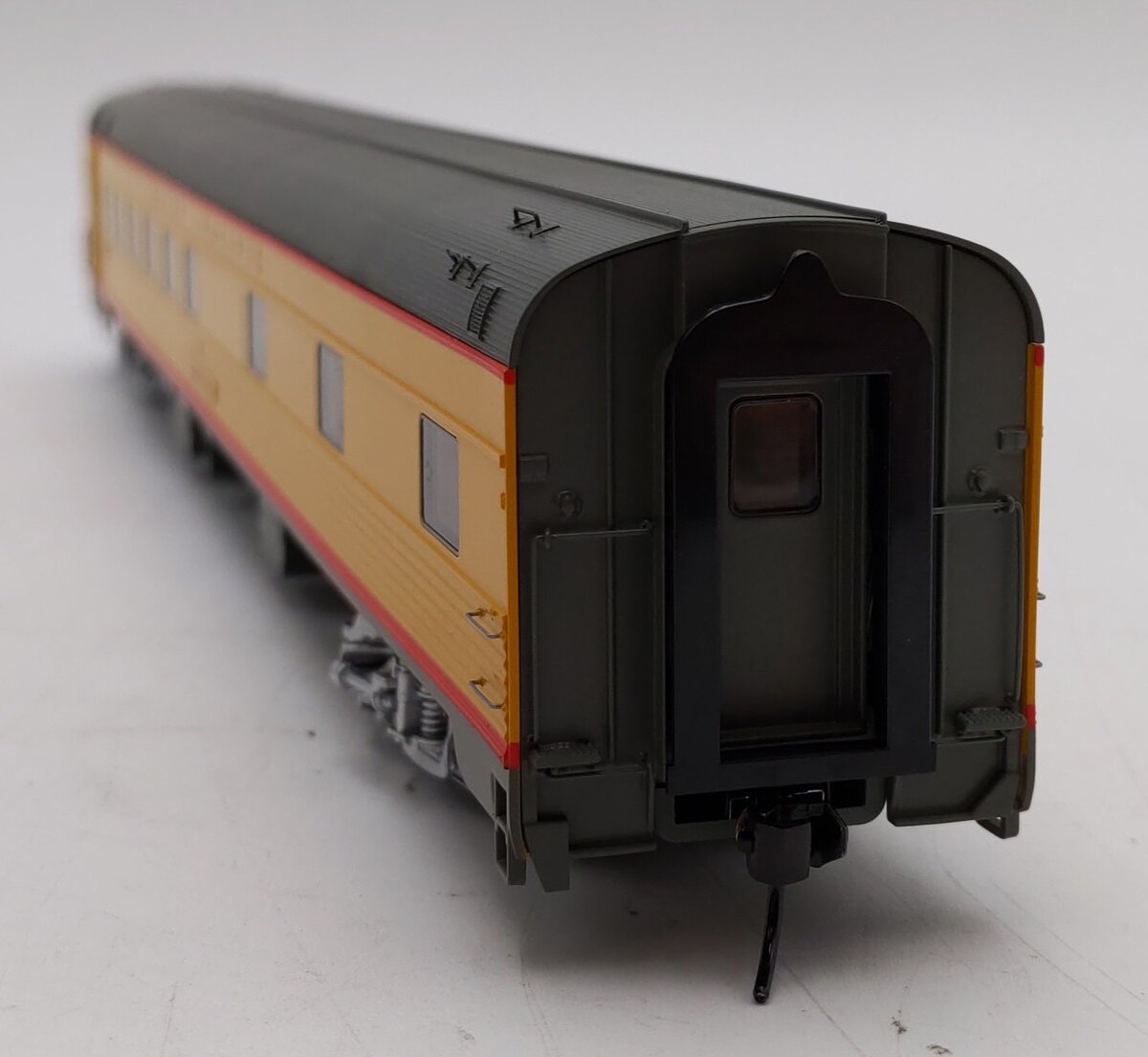 Walthers 920-14104 HO Union Pacific Cabarton Early Lighted 85' Budd 10-6 Sleeper LN/Box