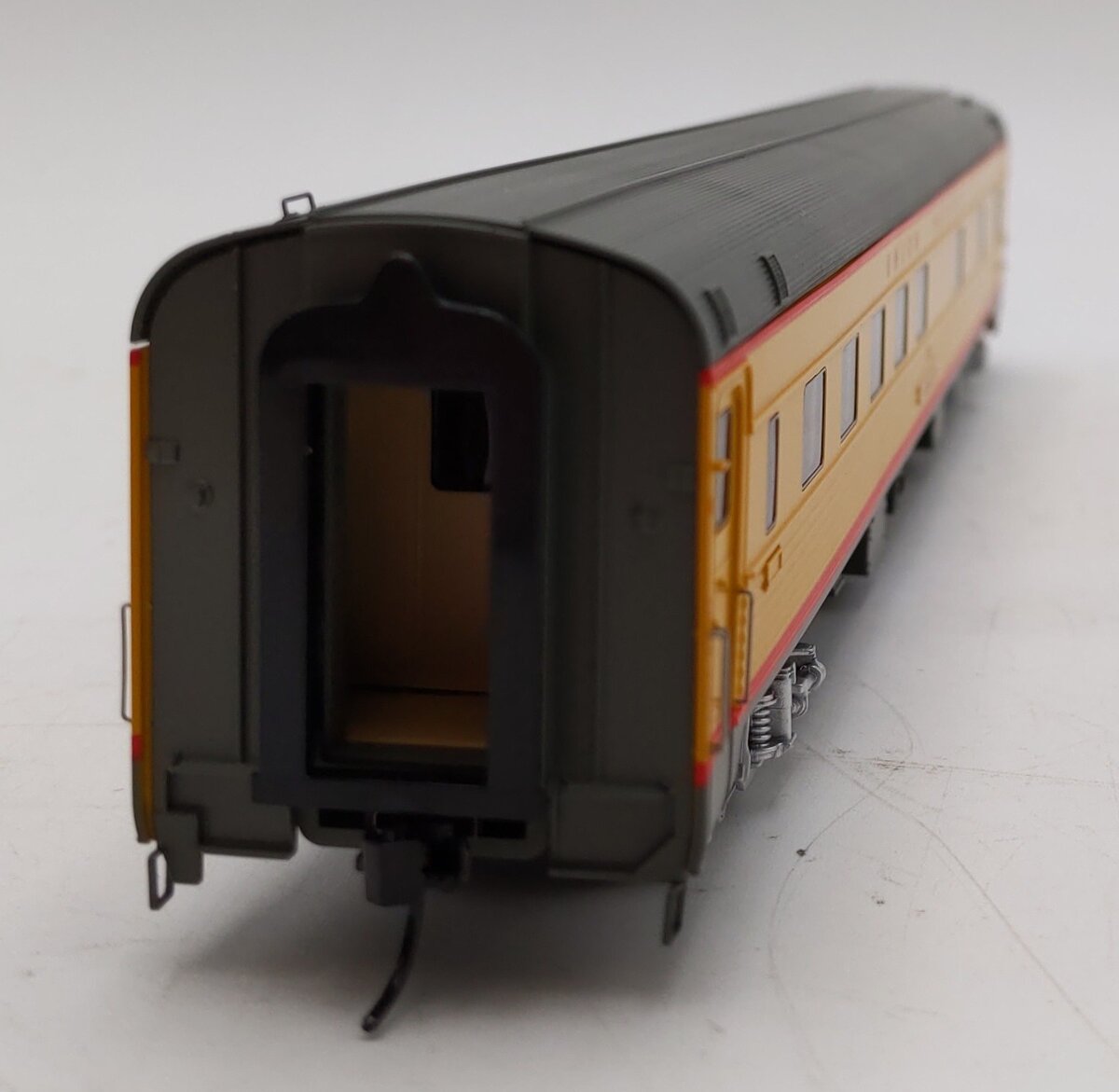 Walthers 920-14104 HO Union Pacific Cabarton Early Lighted 85' Budd 10-6 Sleeper LN/Box