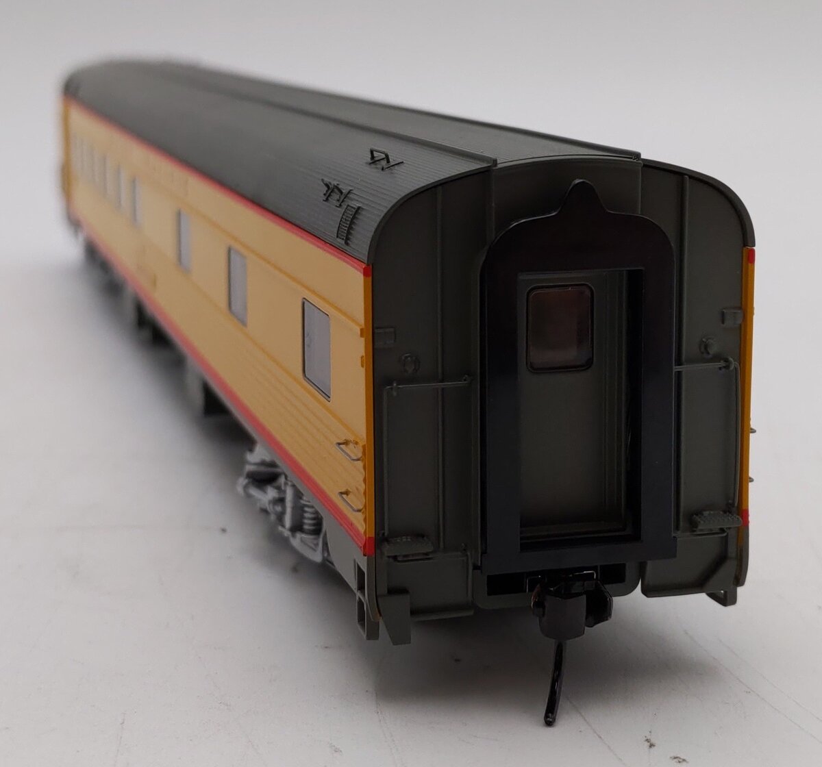 Walthers 920-14104 HO Union Pacific Cabarton Early Lighted 85' Budd 10-6 Sleeper LN/Box