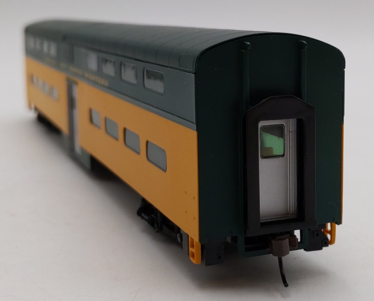 Walthers 932-6251 HO Scale Chicago & North Western Commuter Coach LN/Box