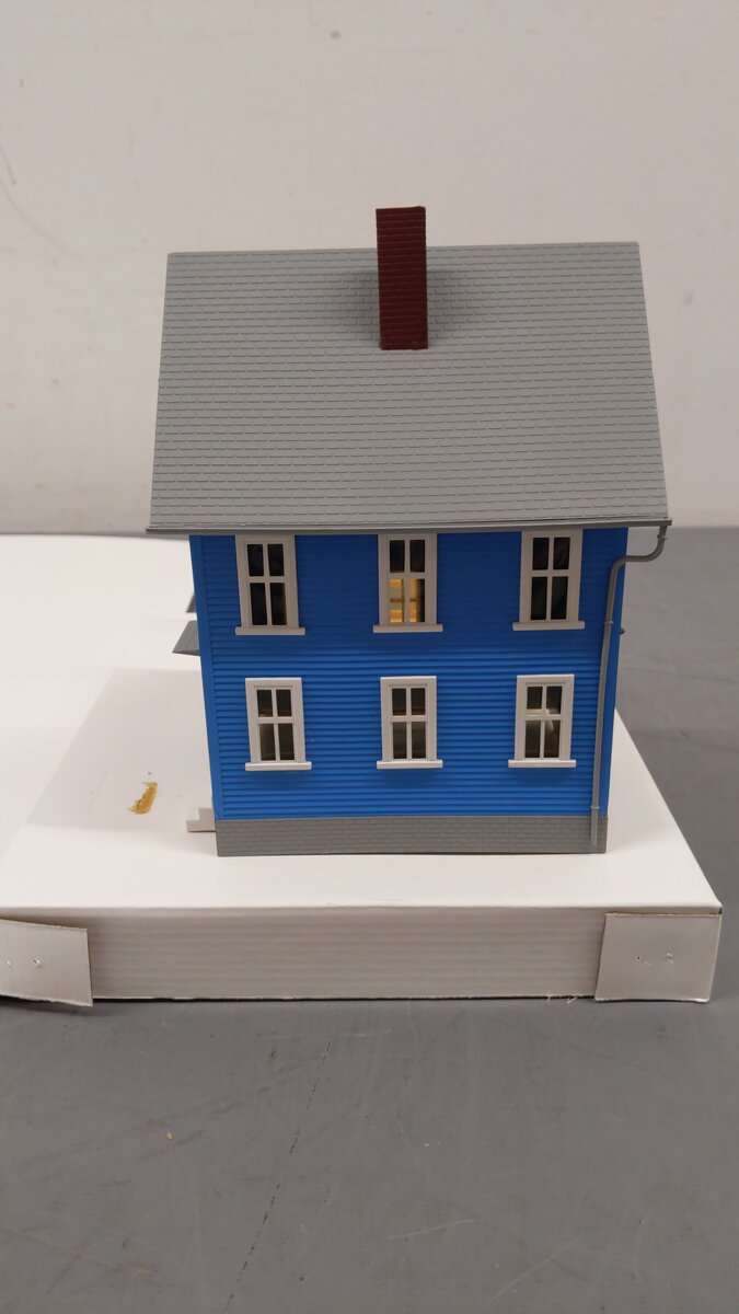 Model Power 6352 O / O-27 Scale Built-Up Mr. Rodgers House Lighted W/2 Figures EX/Box