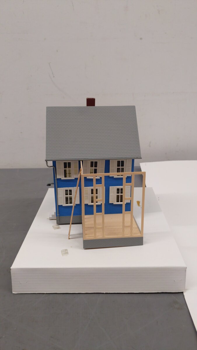Model Power 6352 O / O-27 Scale Built-Up Mr. Rodgers House Lighted W/2 Figures EX/Box
