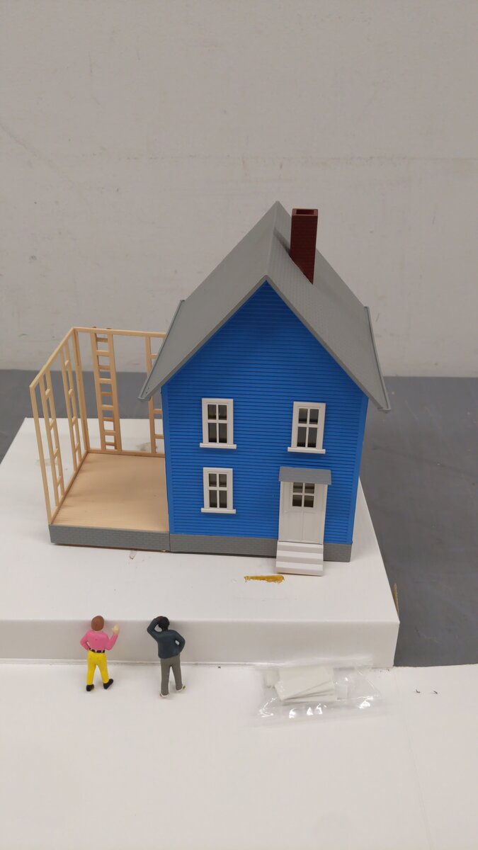 Model Power 6352 O / O-27 Scale Built-Up Mr. Rodgers House Lighted W/2 Figures EX/Box