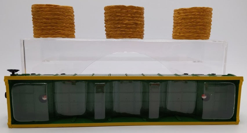 Lionel 6-84482 O Gauge John Deere Gondola with Hay Bails EX/Box