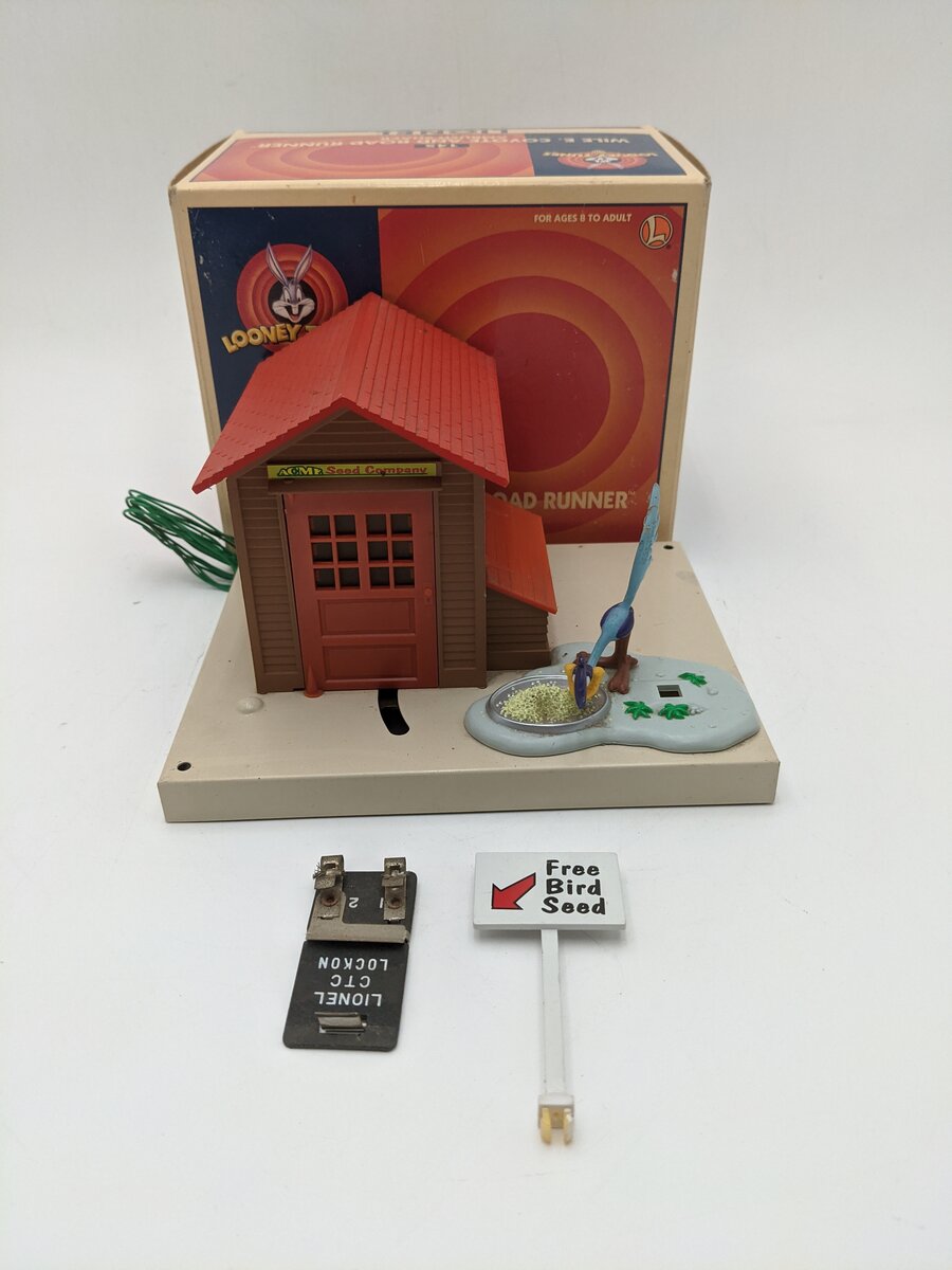 Lionel 6-12955  O Gauge Road Runner & Wile E. Coyote Ambush Shack VG/Box