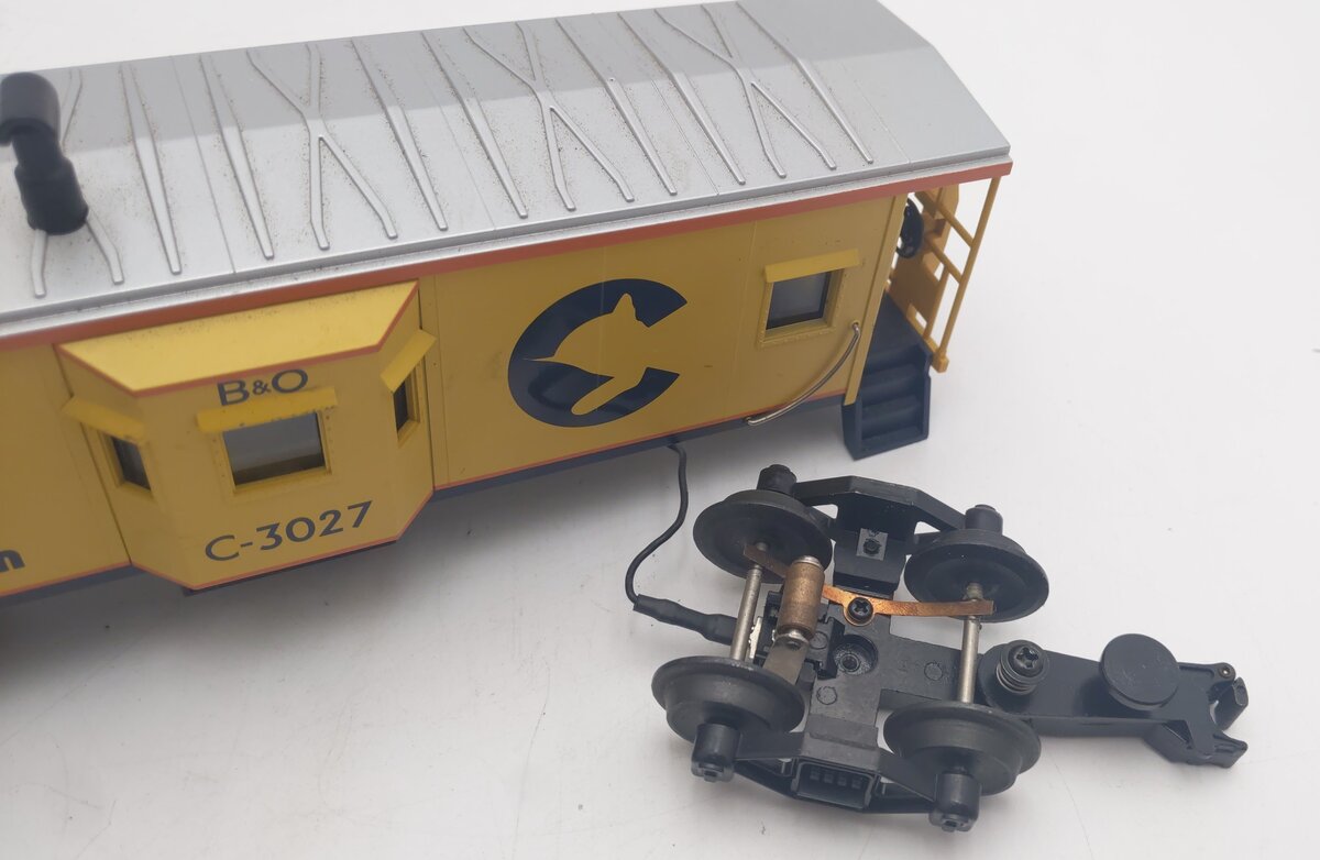 MTH 30-7713 O Gauge Chessie Bay Window Caboose #3027 EX/Box