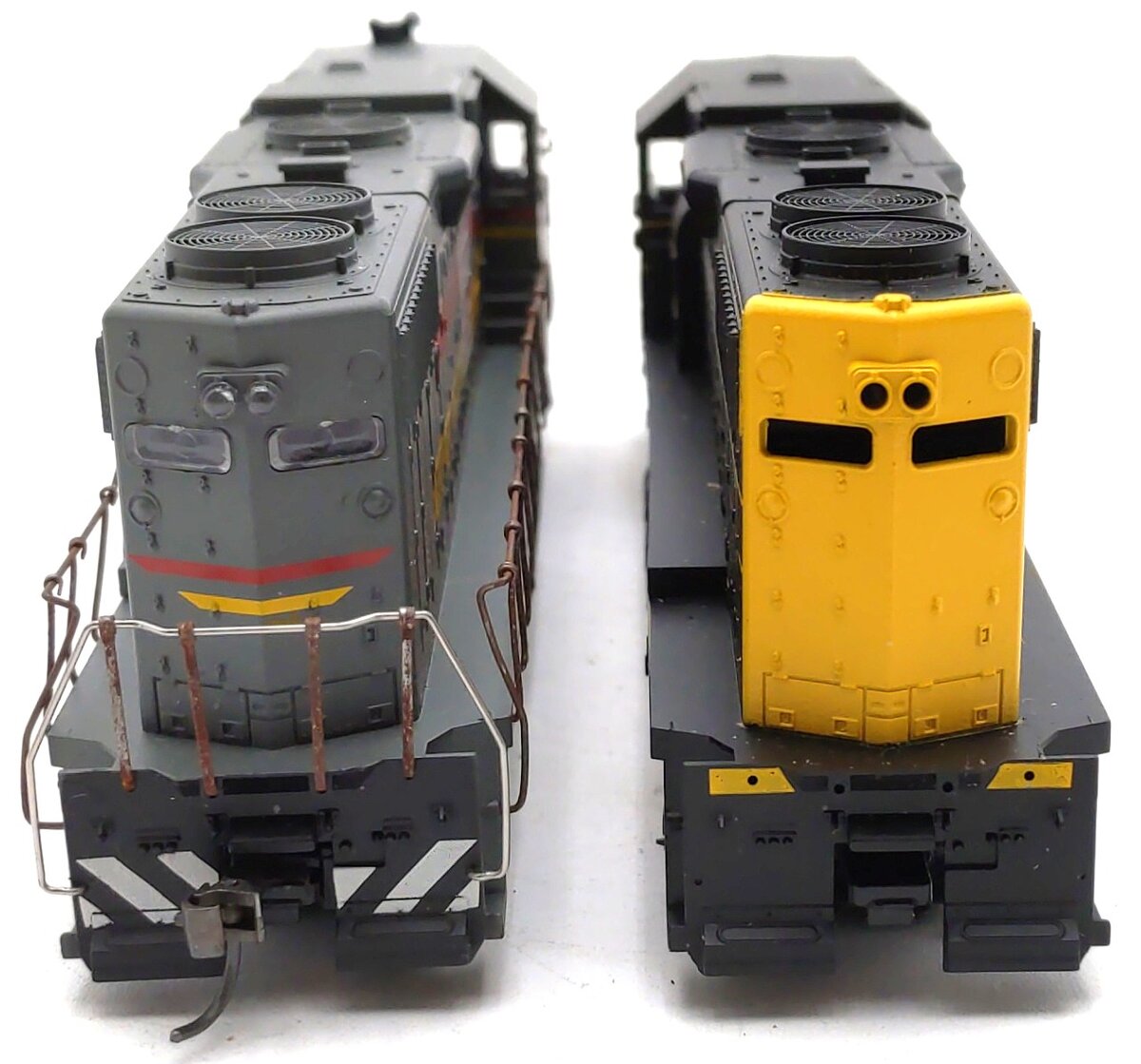 Athearn 2225 HO CSX Repaint GP38-2 Power & Dummy Diesel Locomotive #2524/2621 VG/Box