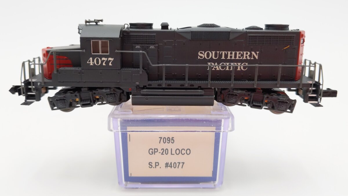 Life Like 7095 N Scale Southern Pacific Powered Diesel Locomotive #4077 EX/Box