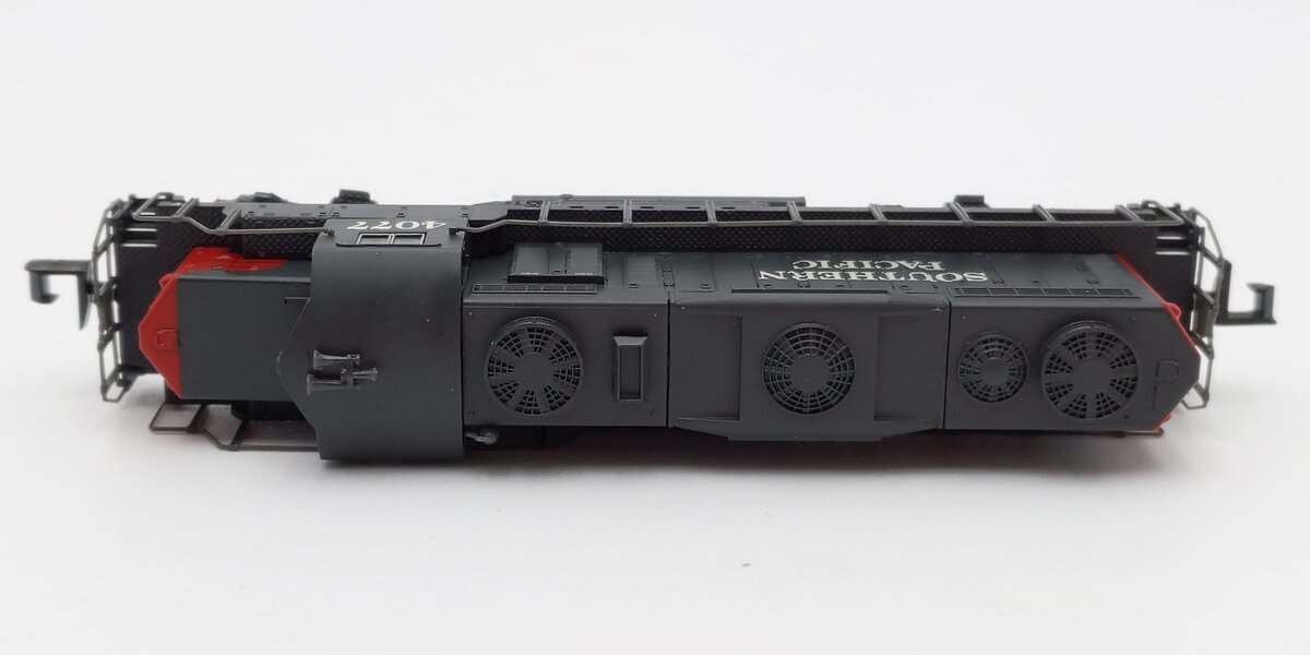 Life Like 7095 N Scale Southern Pacific Powered Diesel Locomotive #4077 EX/Box