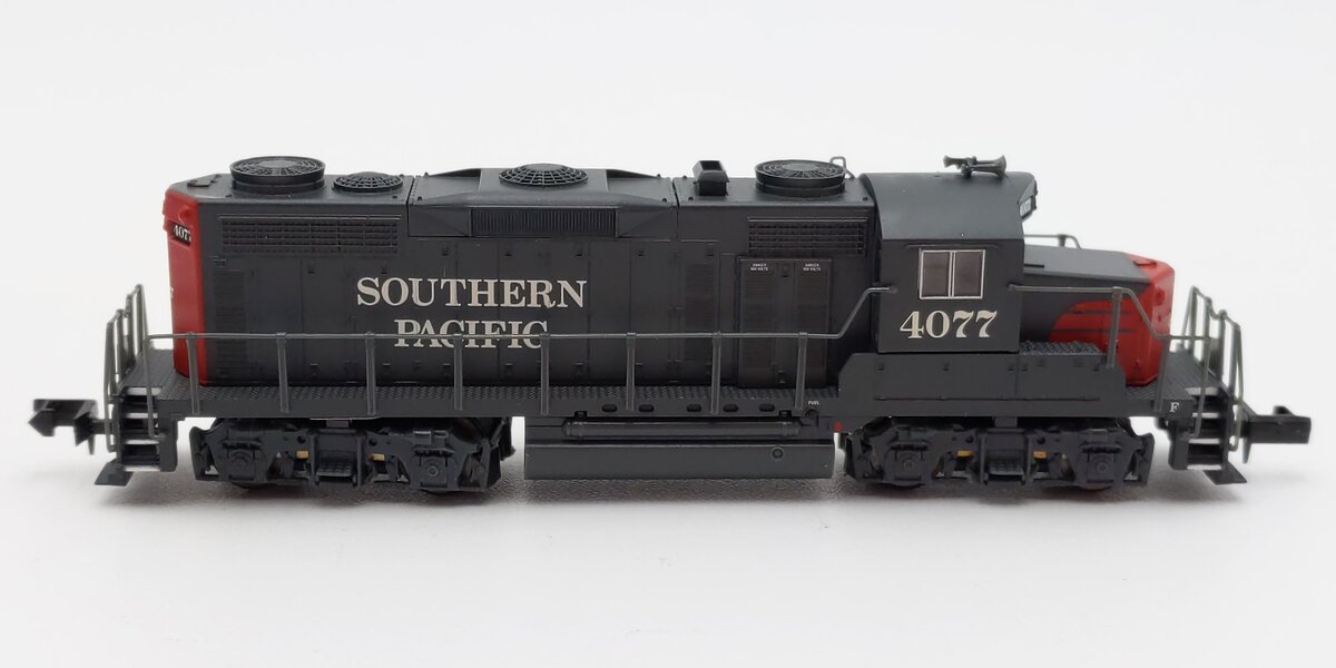 Life Like 7095 N Scale Southern Pacific Powered Diesel Locomotive #4077 EX/Box