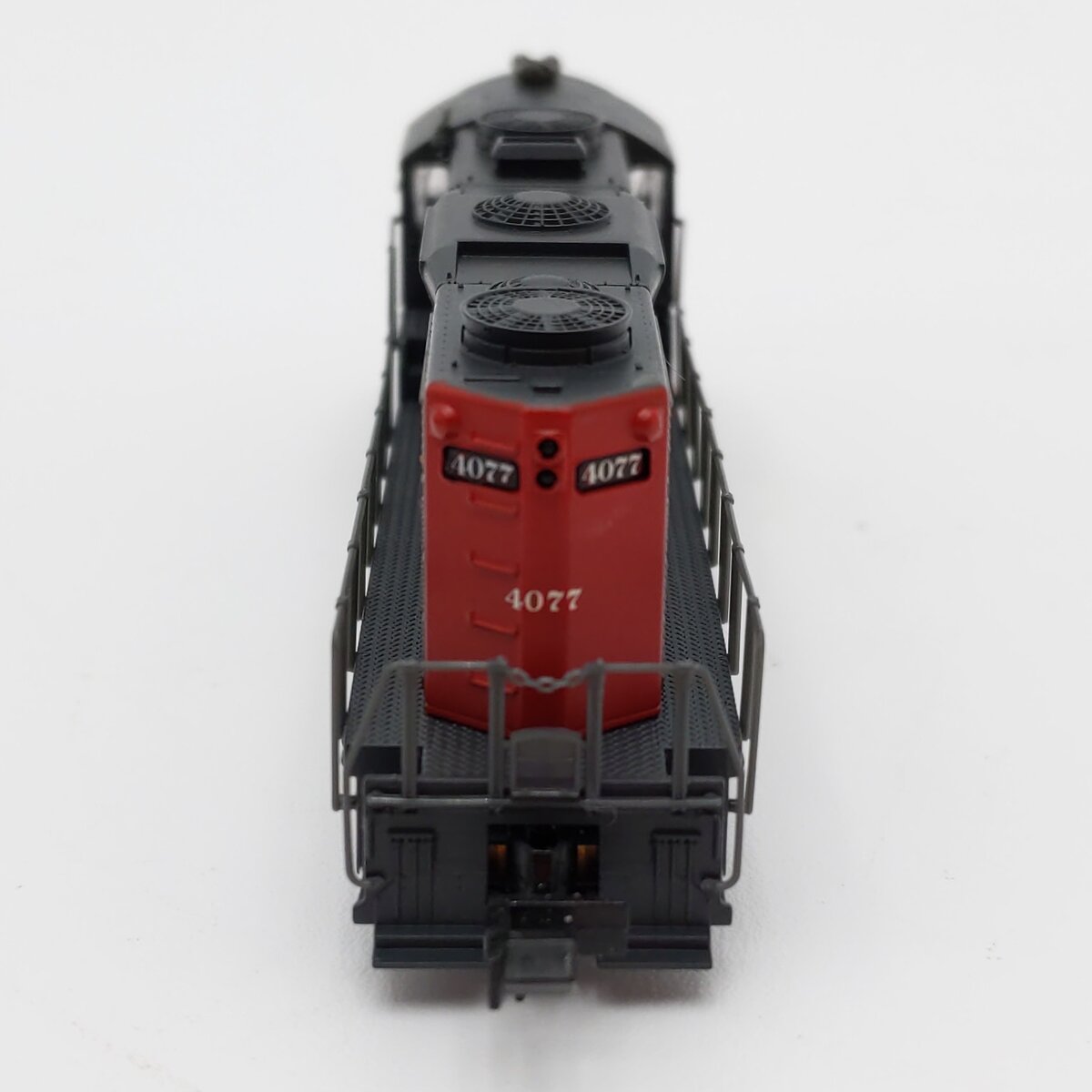 Life Like 7095 N Scale Southern Pacific Powered Diesel Locomotive #4077 EX/Box