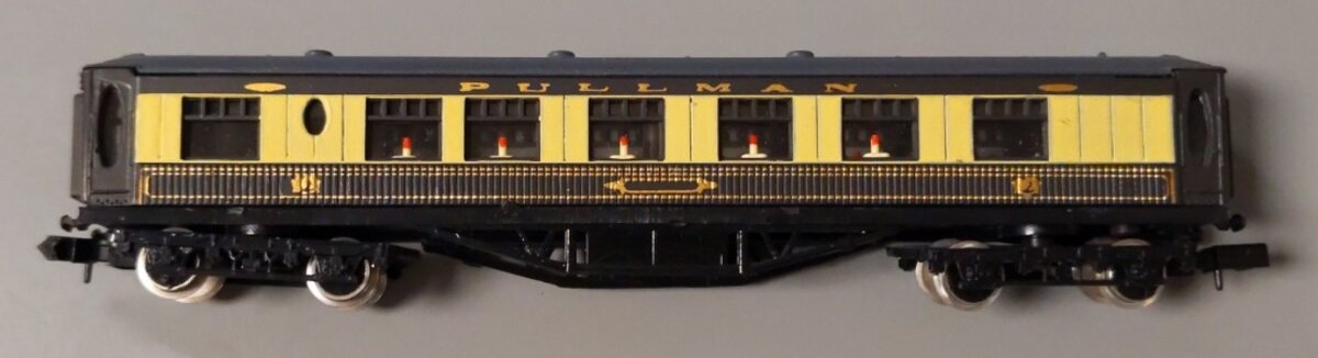 Graham Farish 0646 N Scale Brown & Cream Pullman Dining Coach Car EX/Box