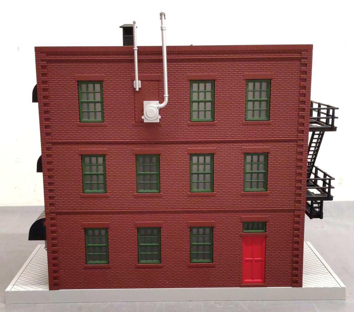 MTH 30-90052 O Assembled Irish Brewing Co 3-Story Building with Fire Escape LN/Box