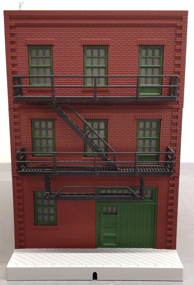 MTH 30-90052 O Assembled Irish Brewing Co 3-Story Building with Fire Escape LN/Box