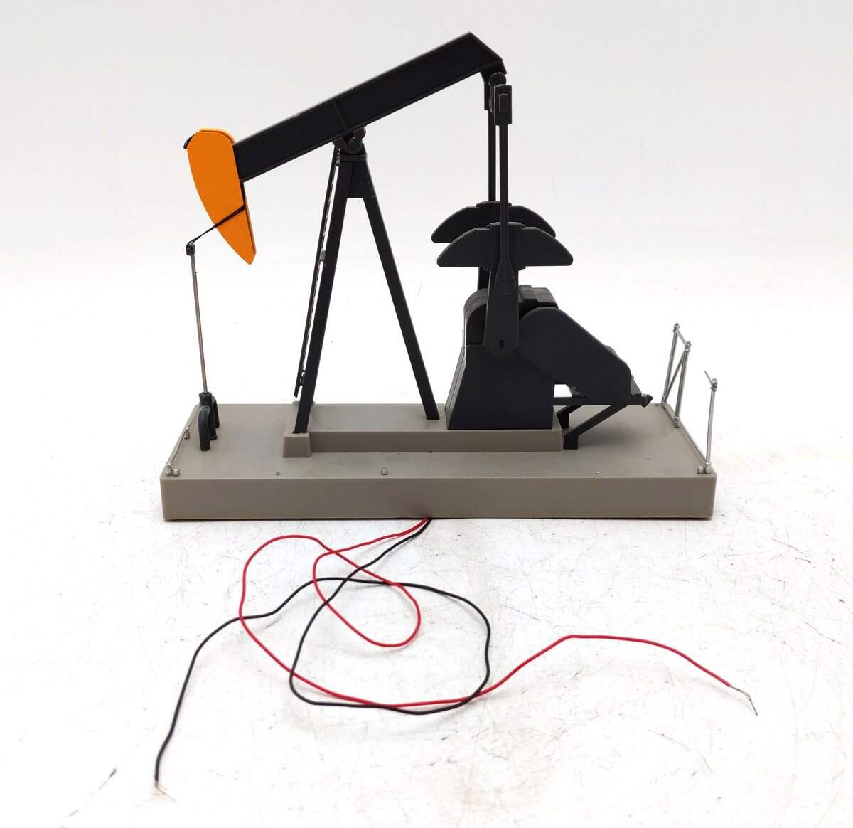 Walthers 933-2705 O And O27 Scale Operating Oil Pump Built-Ups VG