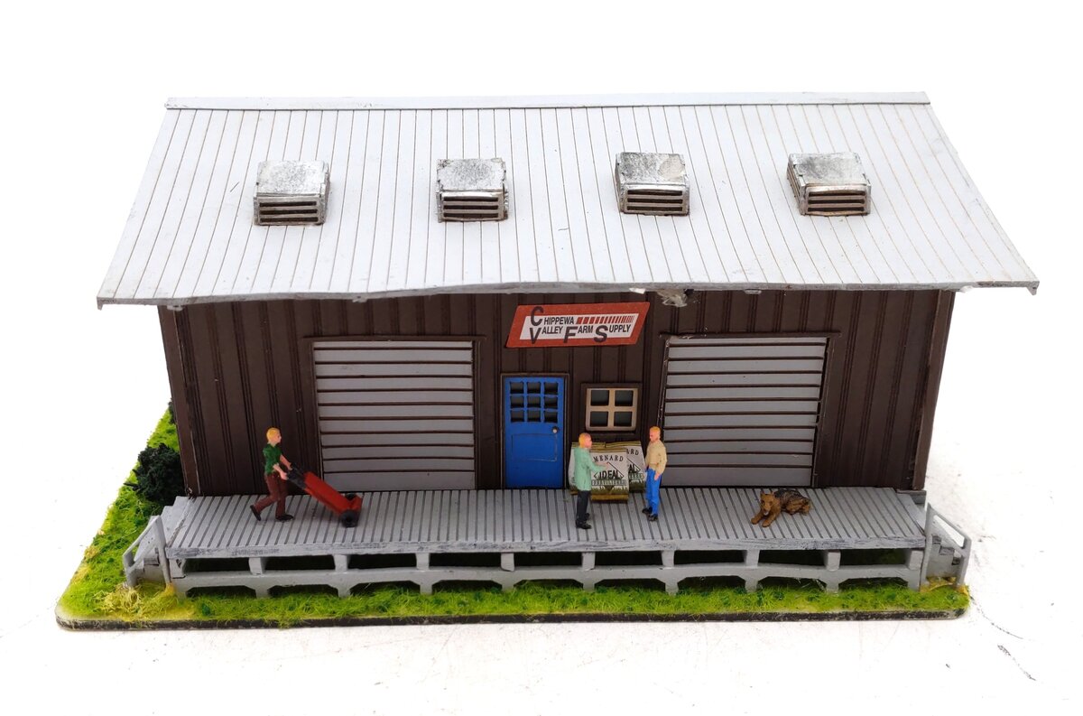 Menards 279-5005 HO Scale Chippewa Valley Farm Supply Pre-Built Building Model EX